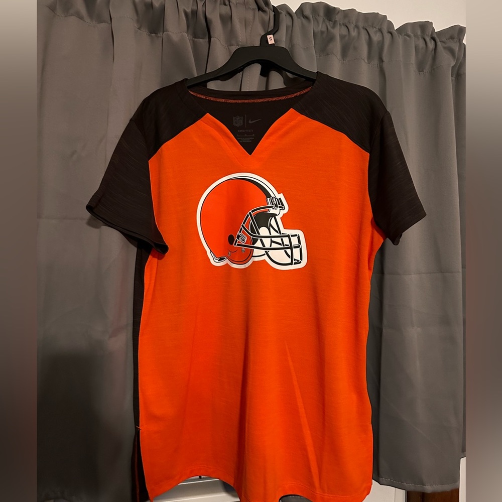 Women’s Cleveland Browns, Nike dry fit top